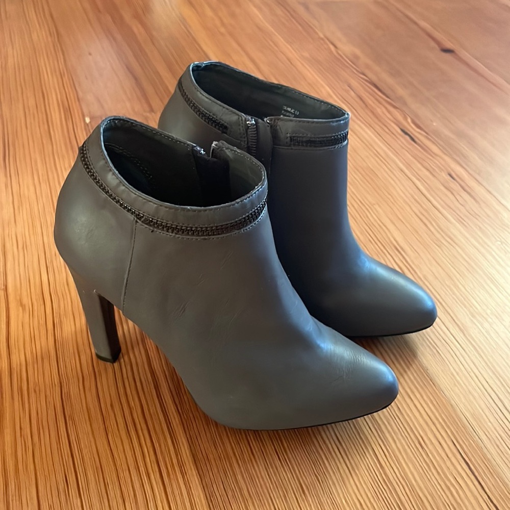 Cynthia heel boots, grey only wore once. Stylish and functionality.